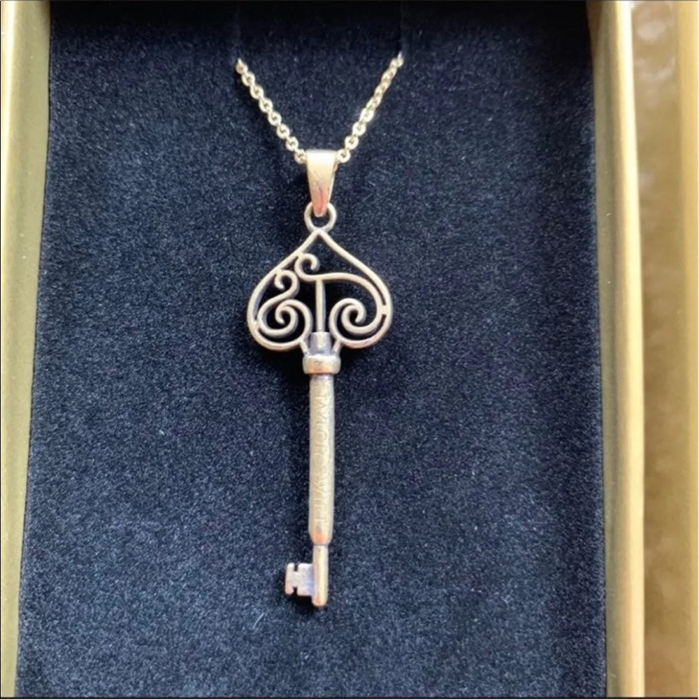 Taylor Swift Silver Key Necklace - Picture 6 of 12